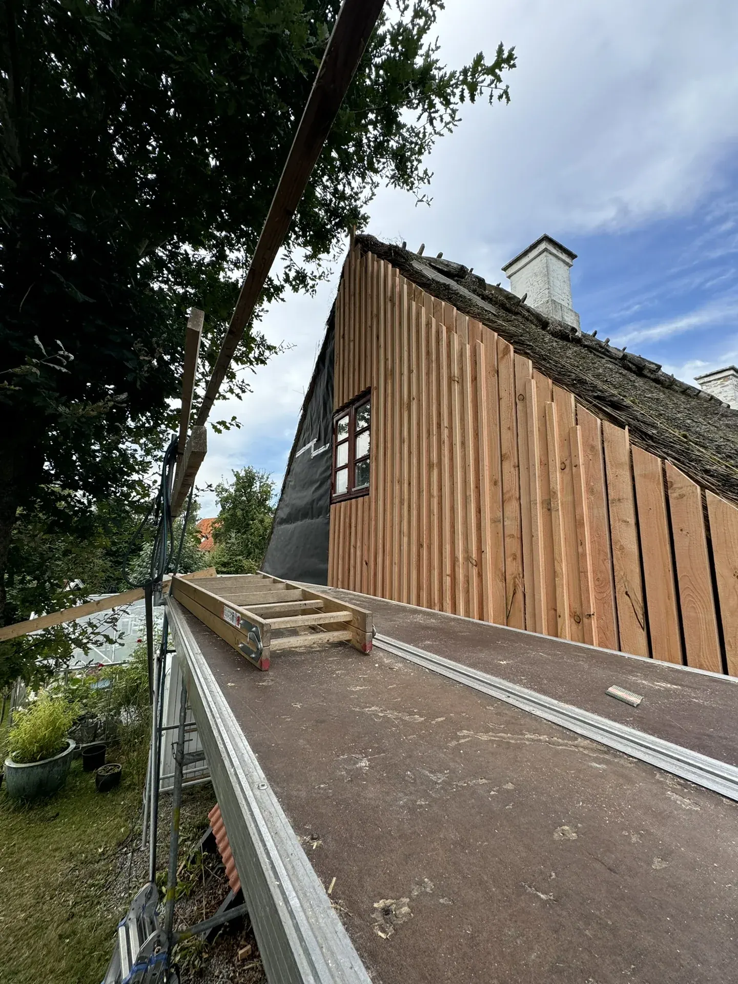 Lodret træbeklædning monteres på gavlen