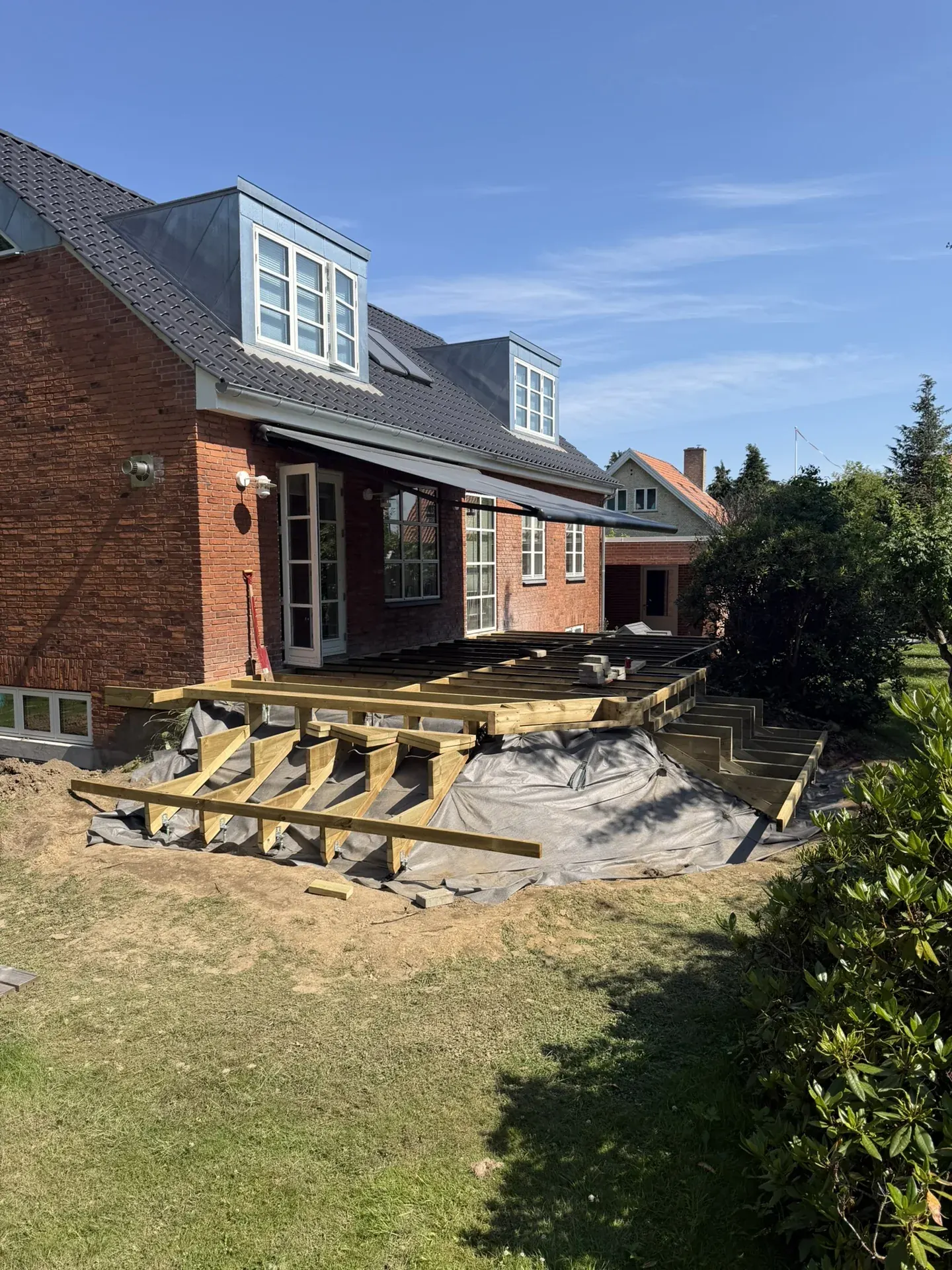 Underkonstruktion til terrasse ved rødt murstenshus