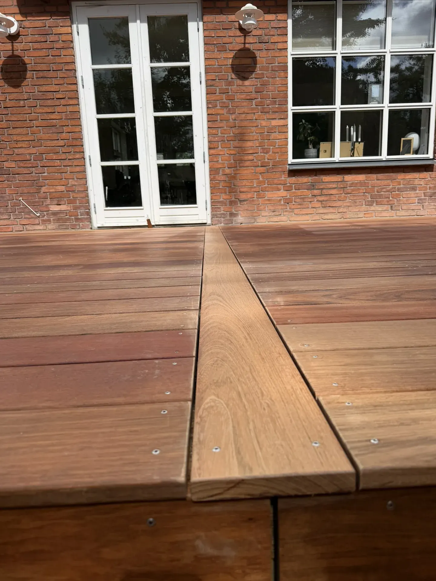 Terrassebrædder i hårdttræ ud for havedøren