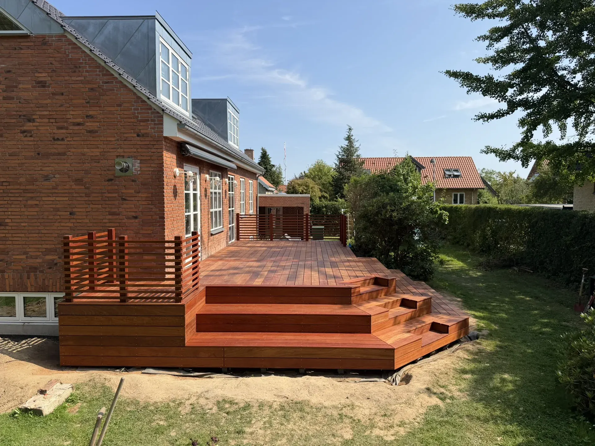 Færdig terrasse i hårdttræ med trin og rækværk