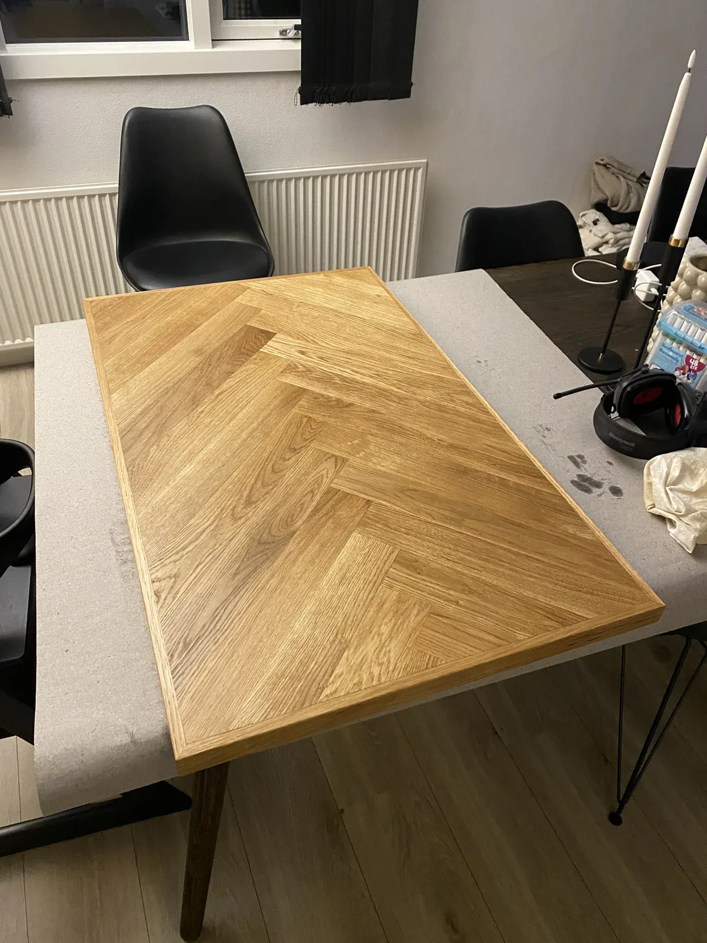 Bordplade i sildebensmønster i egetræ