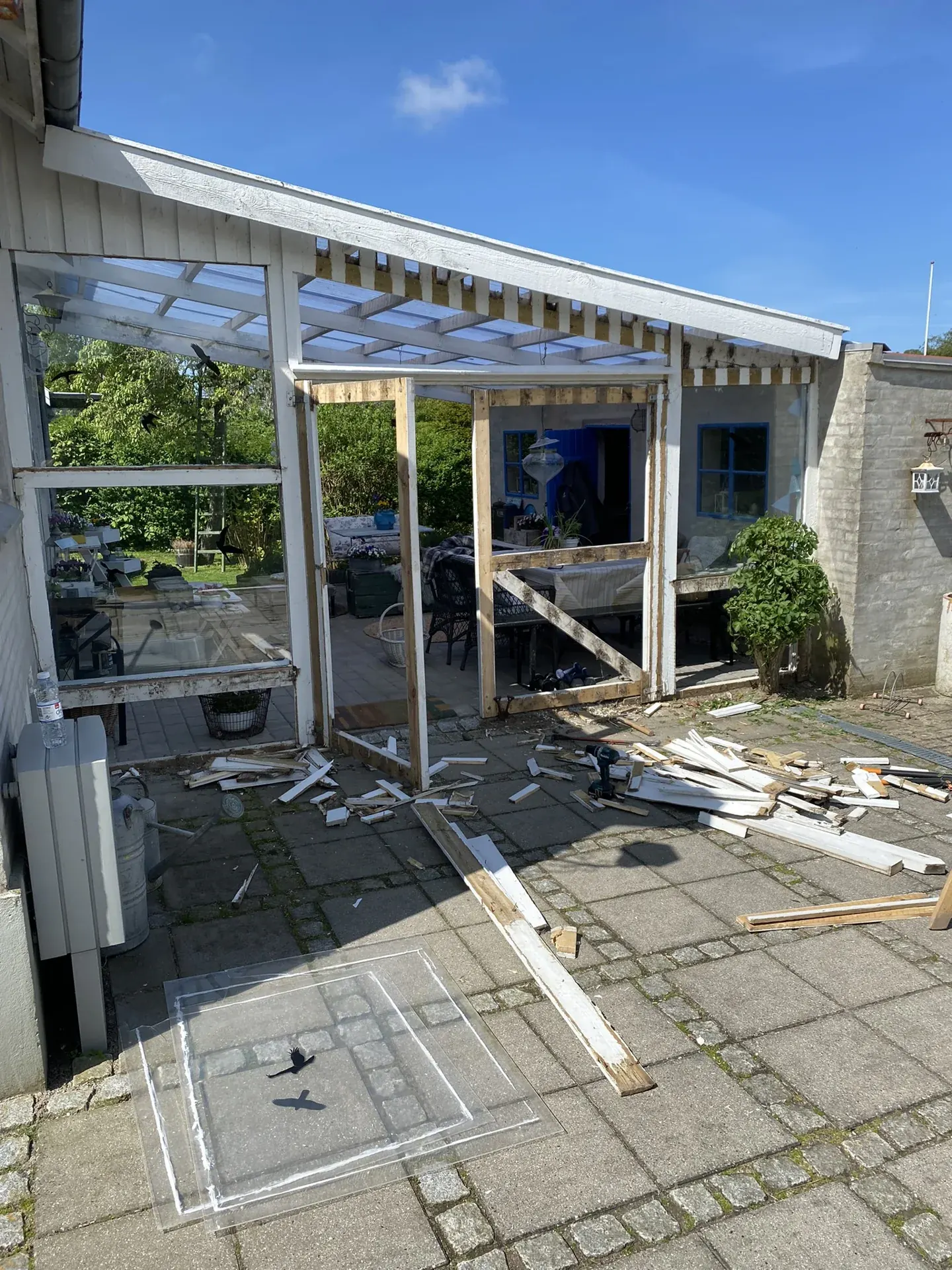 Gammel overdækning fjernet ved hvidt hus