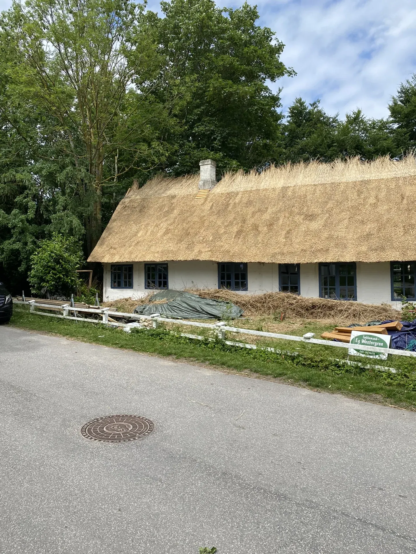 Færdigt stråtag på langt hvidt hus